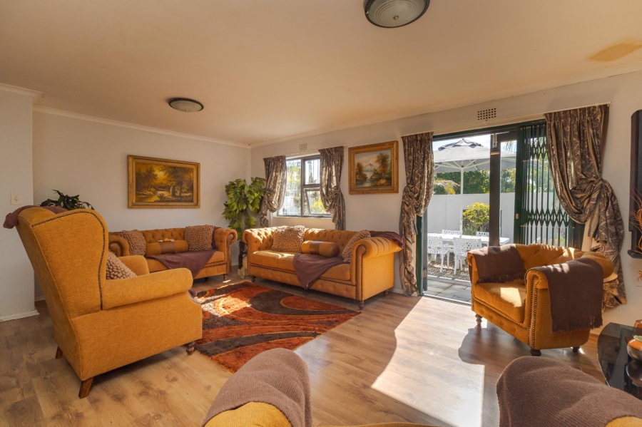 5 Bedroom Property for Sale in Loucharmante Western Cape